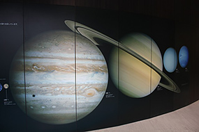 太陽系にある8個の惑星の写真を展示